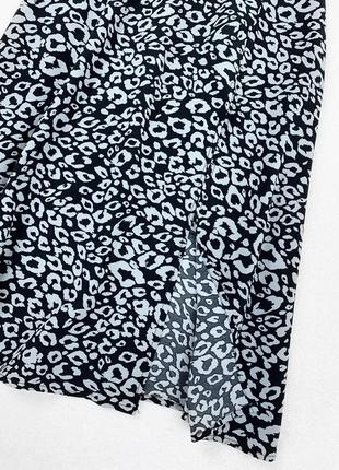 Серая юбка миди с разрезом в леопардовый принт7 фото