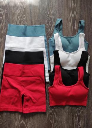 Женский бесшовный спортивный комплект в рубчик шорты и топ1 фото