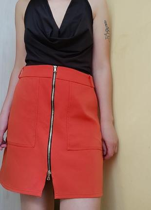 Оранжевая миди юбка с карманами и замком посередине2 фото