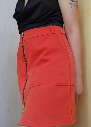 Оранжевая миди юбка с карманами и замком посередине3 фото