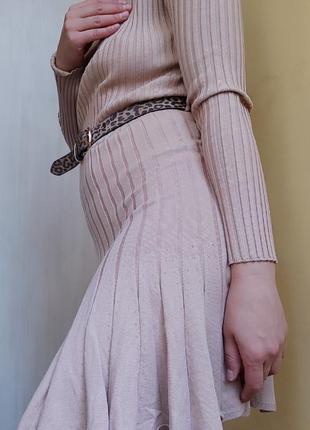 Бежевое плотное платье с юбкой в складку платье в рубчик с длинным рукавом и декольте на запах2 фото