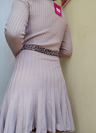 Бежевое плотное платье с юбкой в складку платье в рубчик с длинным рукавом и декольте на запах4 фото