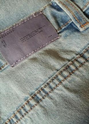 Коттоновые стильные джинсовые брюки от известного бренда.4 фото
