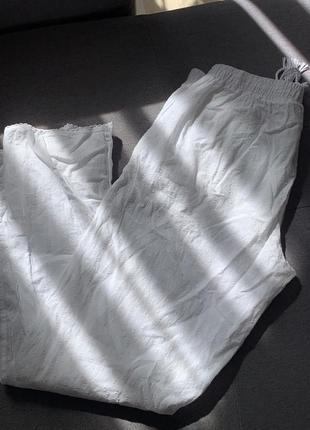 Белые пижамные брюки в пупырке9 фото