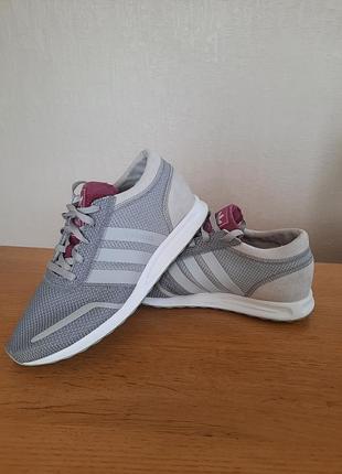 Жіночі кросівки