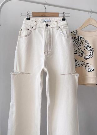 Женские джинсы с декоративными разрезами на бедрах8 фото