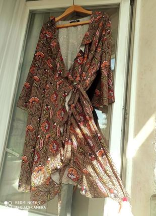Гарна сукня -халат на запах з воланами і поясом2 фото