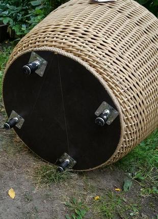 Столик з штучного ротангу ручної роботи )