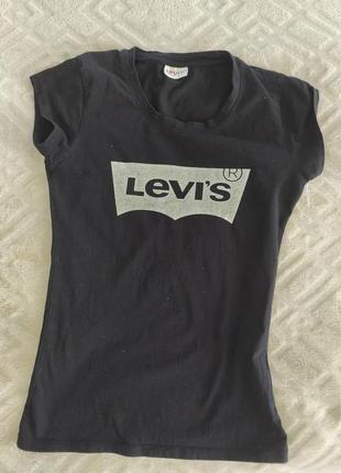 Черная футболка levis