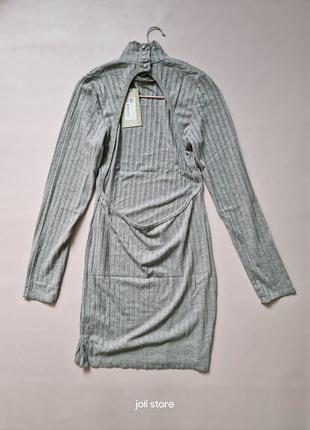 Платье короткое серое в рубчик с открытой спинкой5 фото