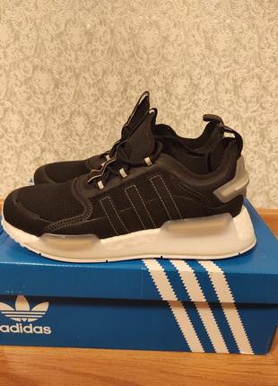 Продам кроссовки adidas.
новые 
ни разу на улицу не надевала.
к желаемому размеру не подошел.
супер удобная моделька,очень мягкие и стильные.