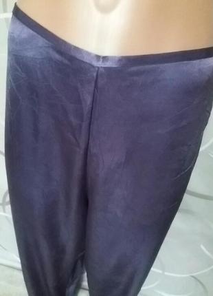 Штани атласні у піжамному стилі з ефектом жатки фіолетового кольору.3 фото