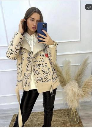 Женская кожаная куртка косуха с надписями на разных языках1 фото