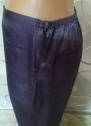 Штани атласні у піжамному стилі з ефектом жатки фіолетового кольору.5 фото