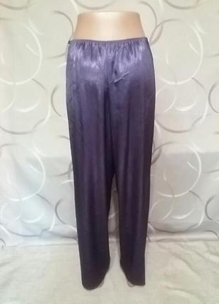 Штани атласні у піжамному стилі з ефектом жатки фіолетового кольору.6 фото