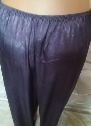 Штани атласні у піжамному стилі з ефектом жатки фіолетового кольору.7 фото