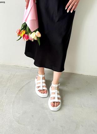 Модные кожаные босоножки белого цвета
