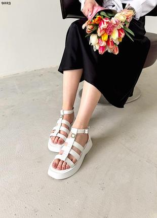 Модные кожаные босоножки белого цвета