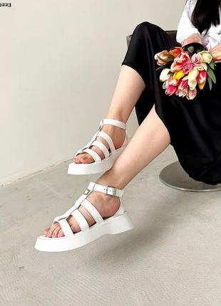 Модные кожаные босоножки белого цвета