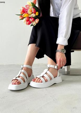Модные кожаные босоножки белого цвета