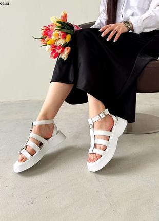 Модные кожаные босоножки белого цвета