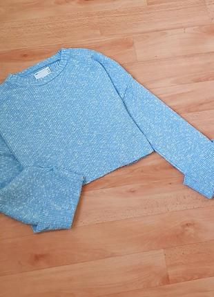 Вкорочений oversize светр з широкими рукавами.
