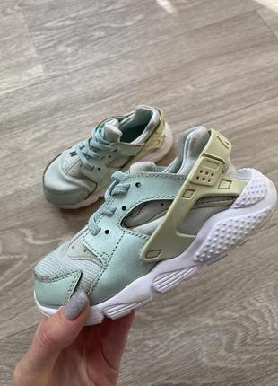 Кросівки фірмові на дівчинку nike jordan huarache 27