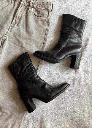 Трендові шкіряні вінтажні зимні ботинки на підборах