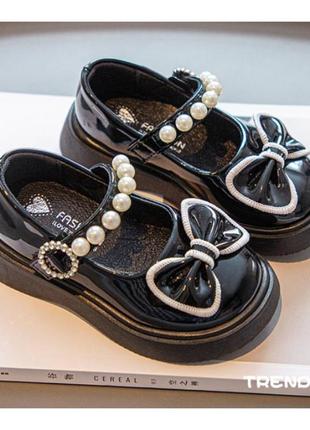 Лаковані туфлі для дівчаток necklace чорні2 фото