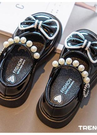 Лаковані туфлі для дівчаток necklace чорні3 фото