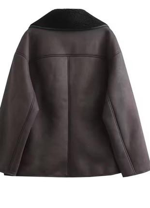 Дубленка модель с искусственным мехом на пуговицах.