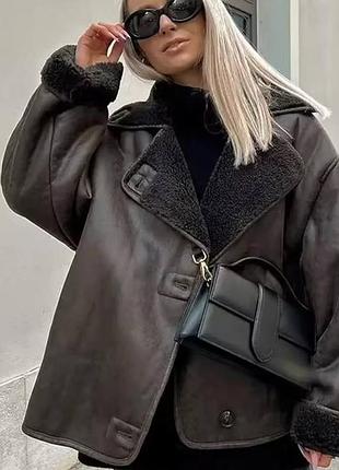Дубленка модель с искусственным мехом на пуговицах.