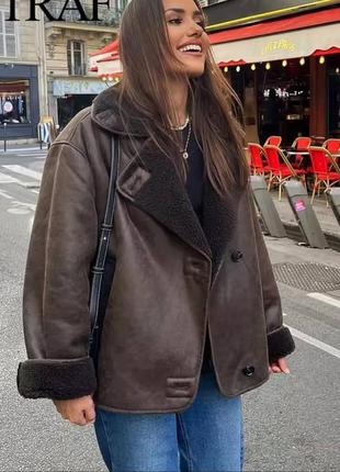 Дубленка модель с искусственным мехом на пуговицах.