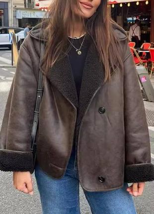 Дубленка модель с искусственным мехом на пуговицах.