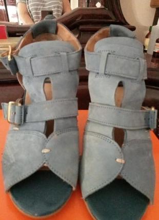 Босоножки известного бренда bata