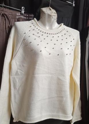 Женский стильный свитер с камнями