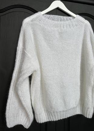 Белый свитер