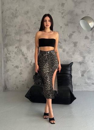 Женская юбка миди с леопардовым принтом и разрезом2 фото