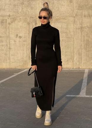 Теплое черное платье с боковым вырезом на ноге и закрытым горлом