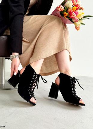 Стильные босоножки на каблуке черного цвета8 фото