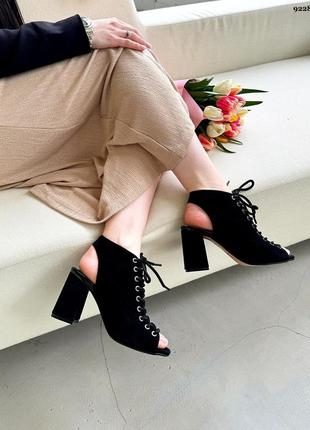 Стильные босоножки на каблуке черного цвета6 фото