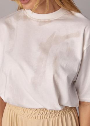 Трикотажная женская футболка с лаконичным принтом4 фото