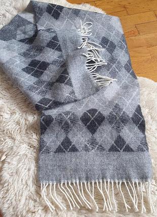 Серый шерстяной шарф с геометрическим принтом