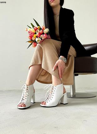 Белые кожаные босоножки на каблуке спереди шнуровка8 фото