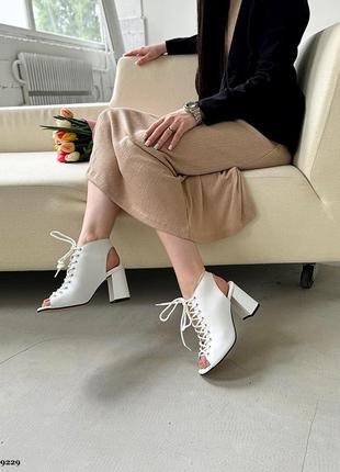 Белые кожаные босоножки на каблуке спереди шнуровка3 фото
