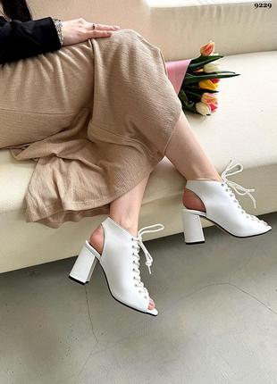 Белые кожаные босоножки на каблуке спереди шнуровка2 фото