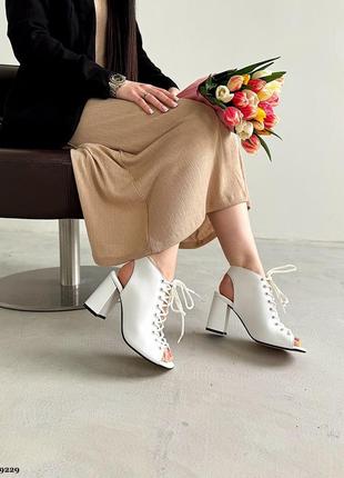 Белые кожаные босоножки на каблуке спереди шнуровка9 фото