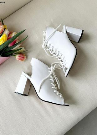 Белые кожаные босоножки на каблуке спереди шнуровка