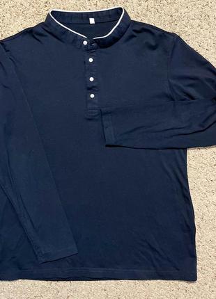 Лонгслив с воротником стойкой.