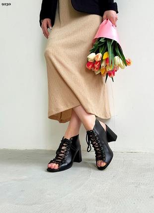 Черные кожаные босоножки на каблуке